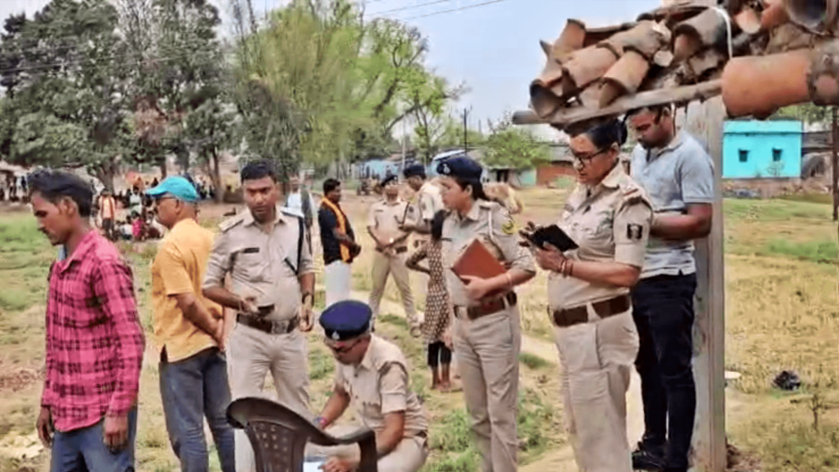 पूछताछ करती पुलिस