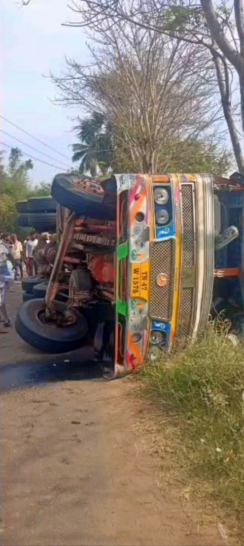 விபத்துக்குள்ளான லாரி