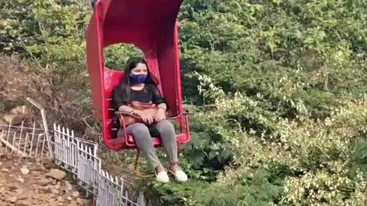 वन सीटर रोपवे का लुत्फ उठती महिला पर्यटक