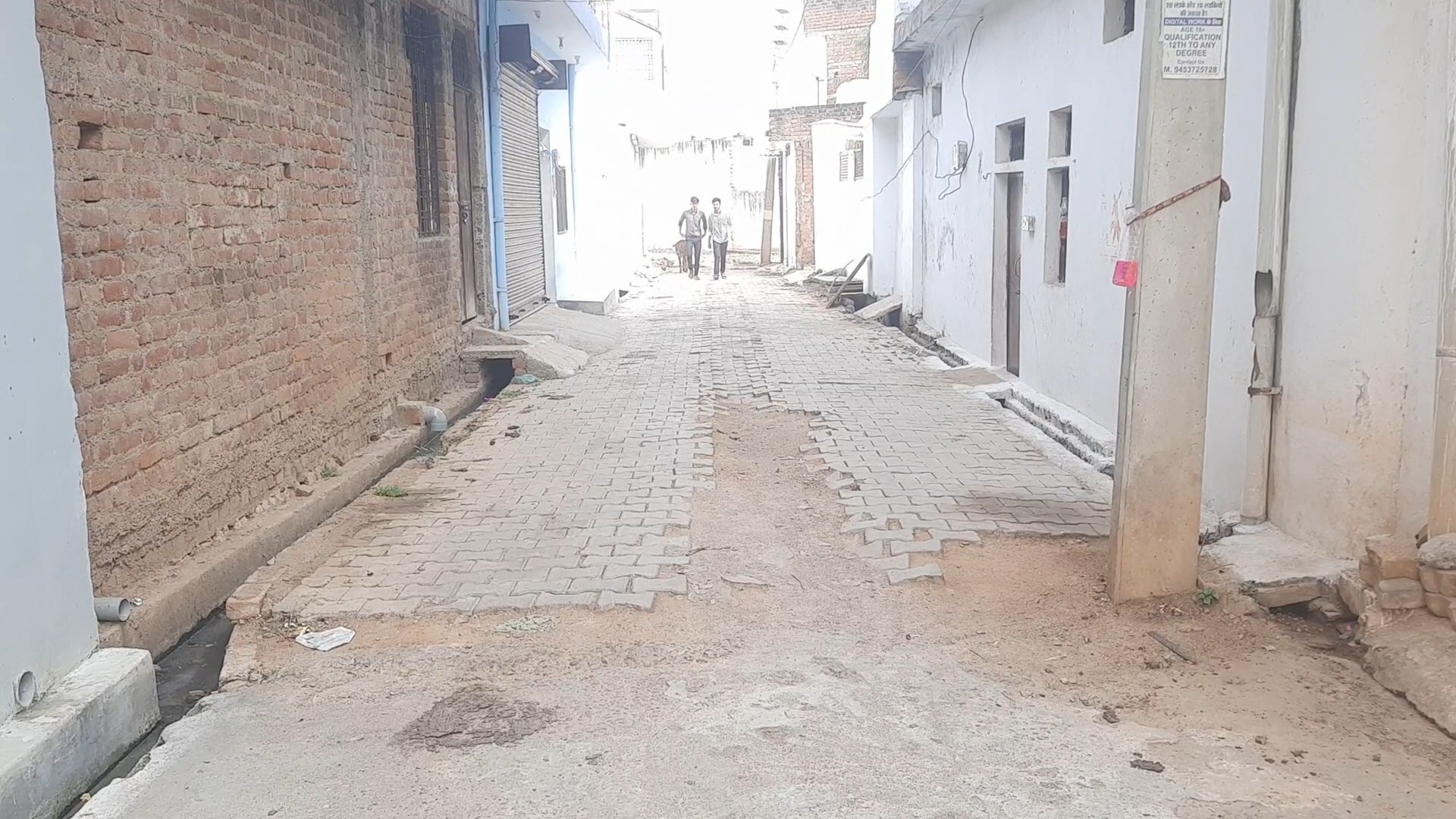 पाइपलाइन डालने के बाद सड़क की मरम्मत तक नहीं की गई.