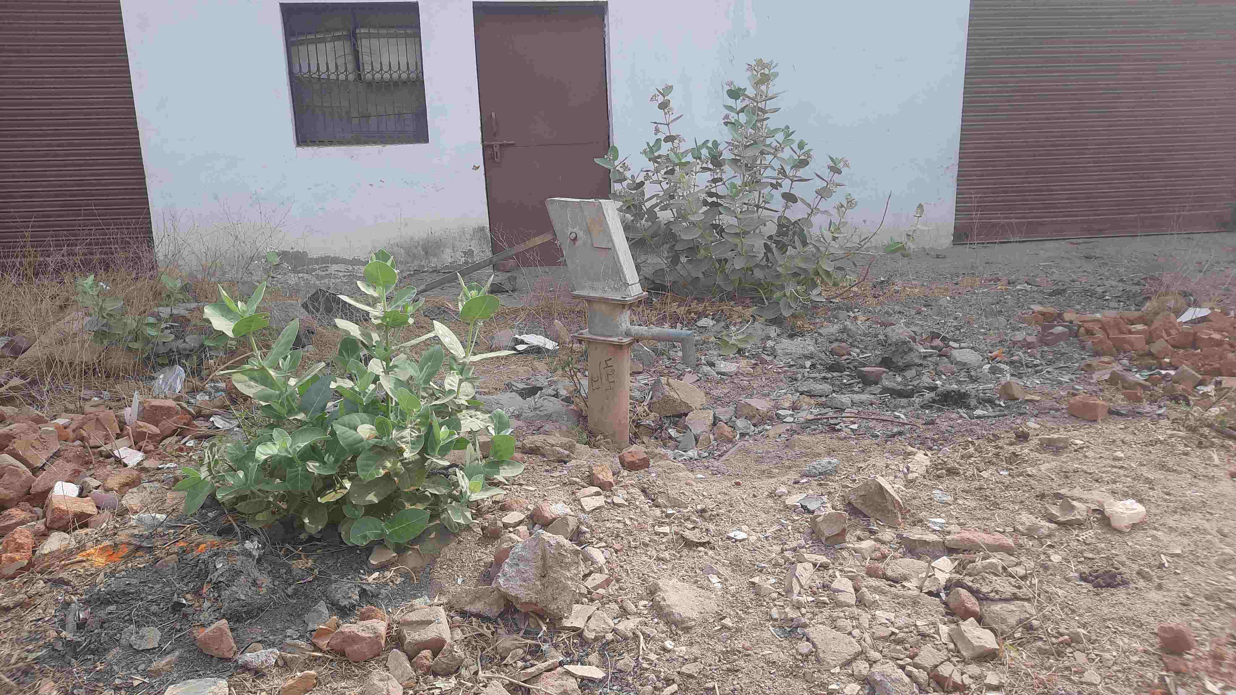 मलबे में दबा सरकारी हैंडपंप.