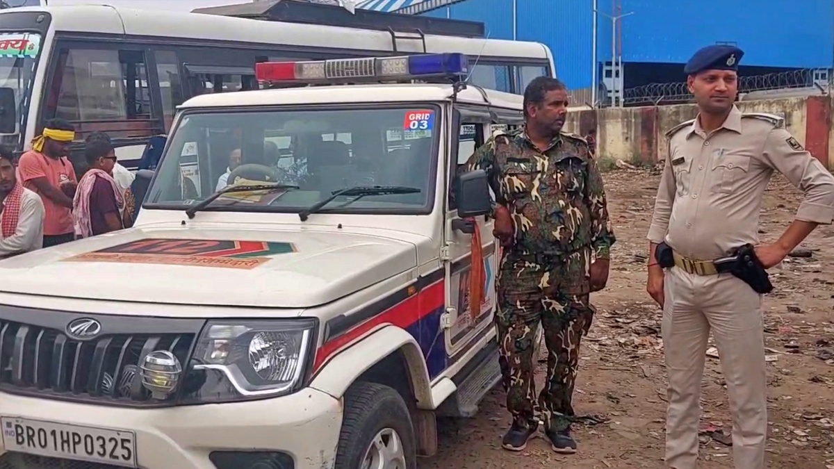 शव को बरामद करने पहुंची पुलिस