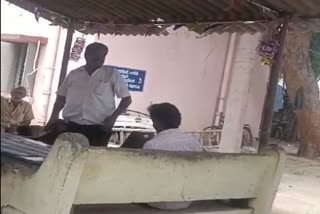 சீட்டு விளையாடிய ஊழியர்களின் புகைப்படம்