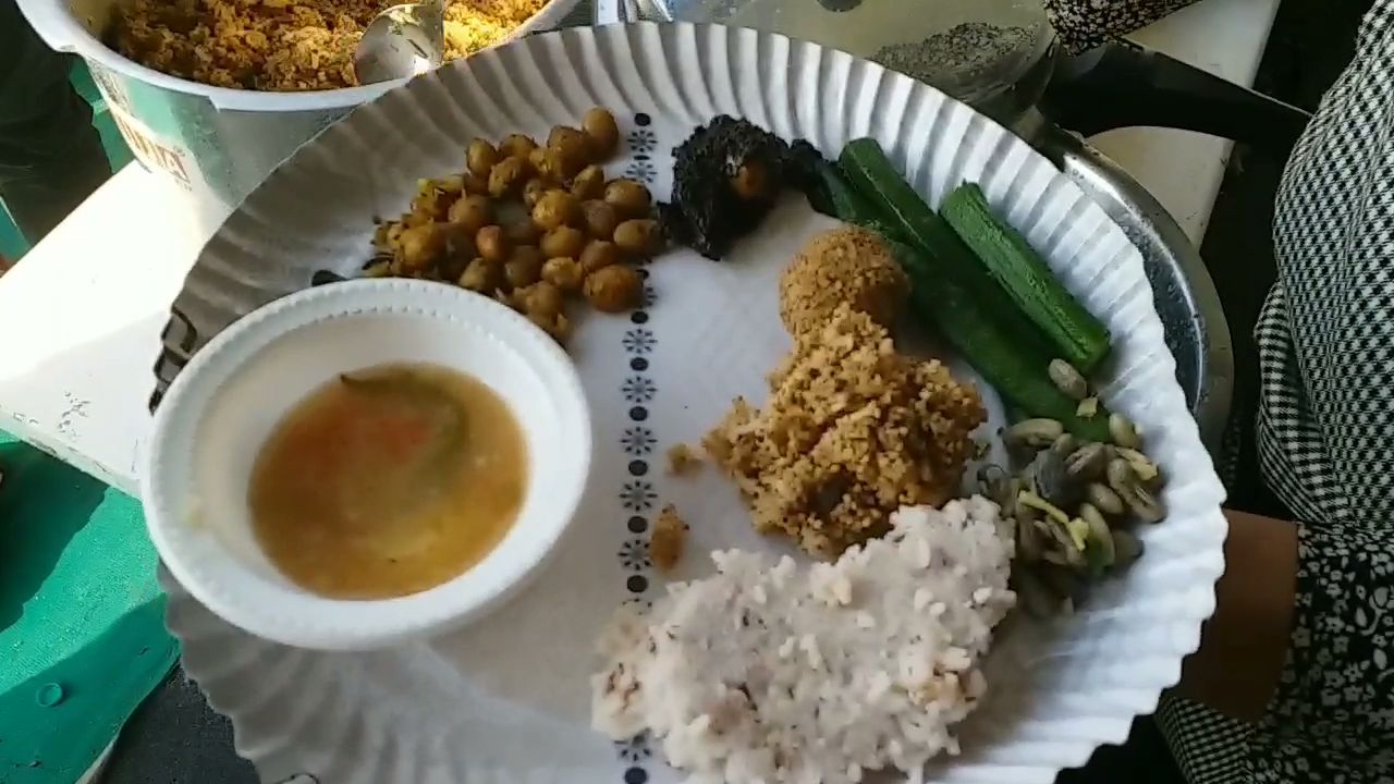 બાફેલા ભીંડા બટાકાની કઢી ચોખા અને બાજરાની ખીચડીની