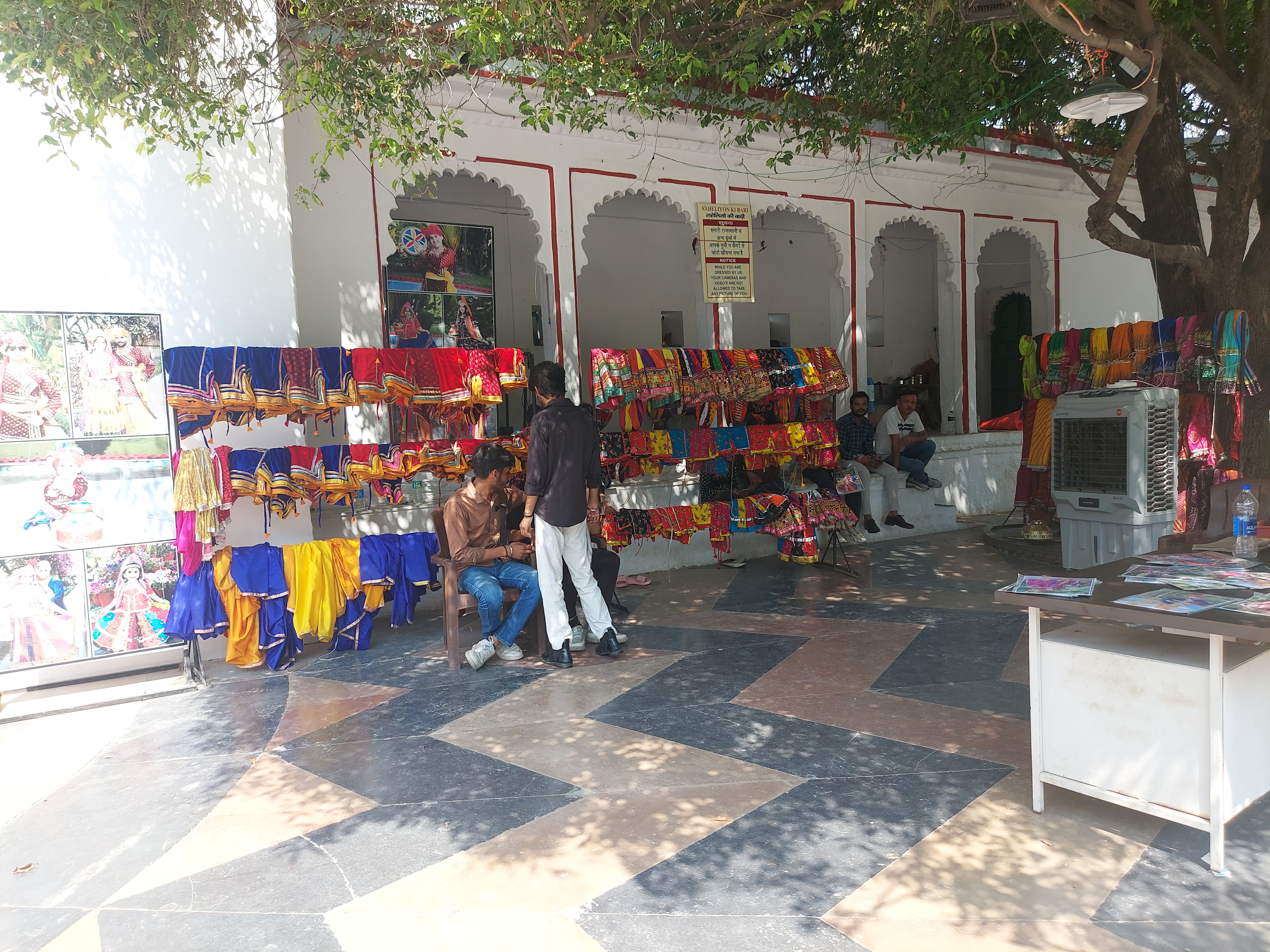 पर्यटन स्थलों पर पसरा सन्नाटा