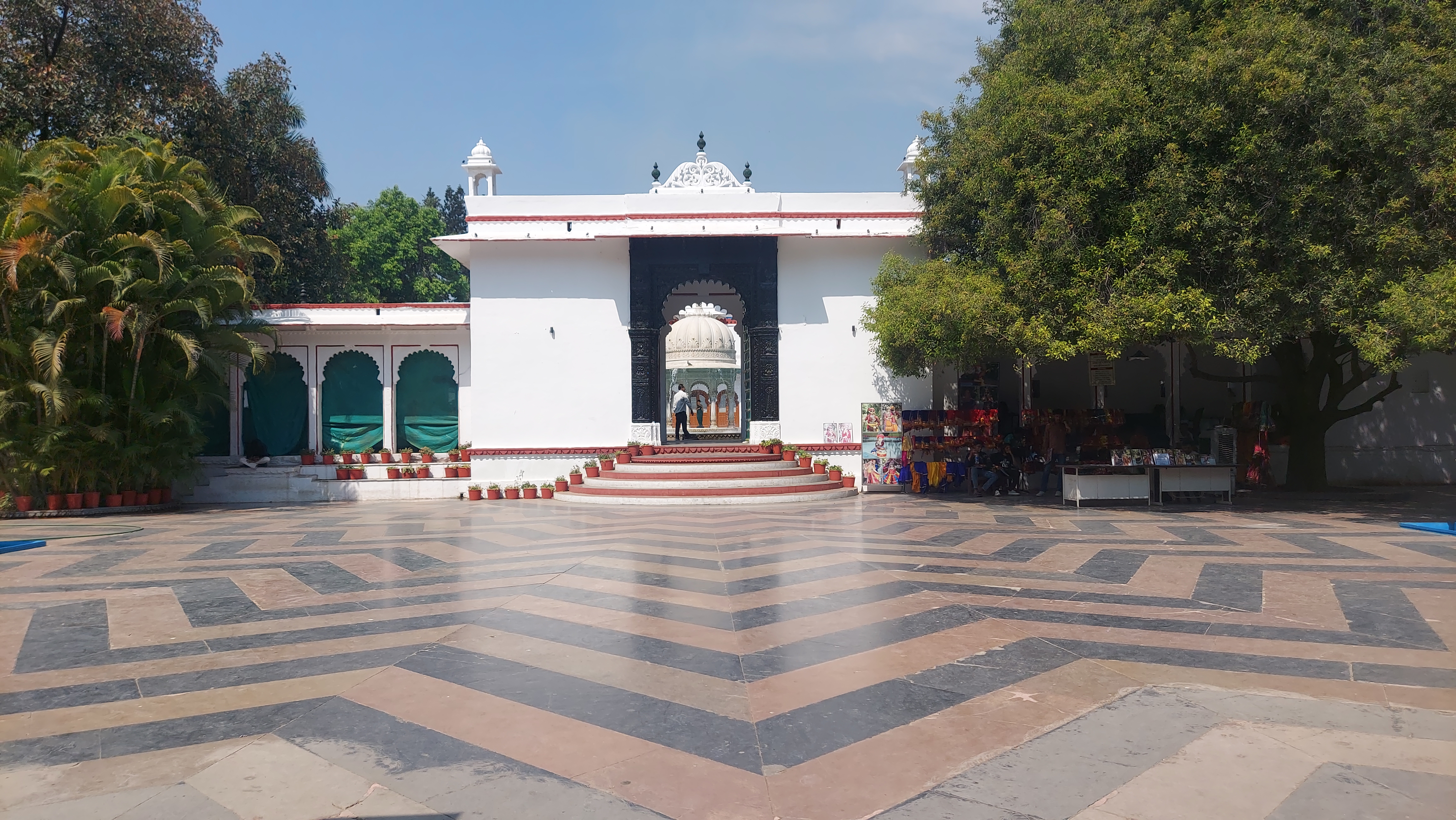 पर्यटन स्थलों पर पसरा सन्नाटा