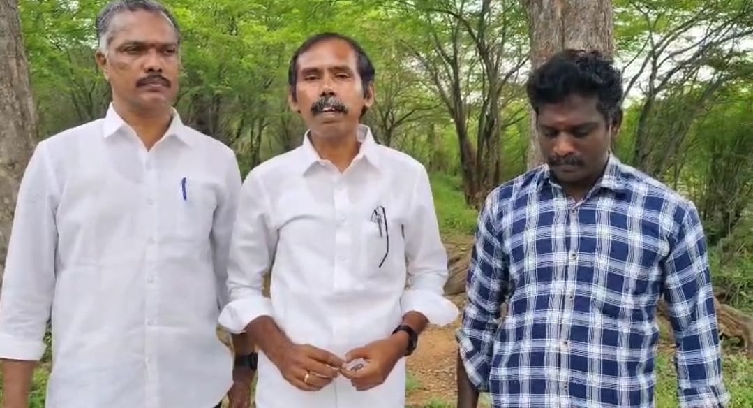 சிவகங்கை தொல்நடைக் குழு நிறுவனர் புலவர் கா. காளிராசா, செயலர் இரா.நரசிம்மன், கள ஆய்வாளர் கா. சரவணன்