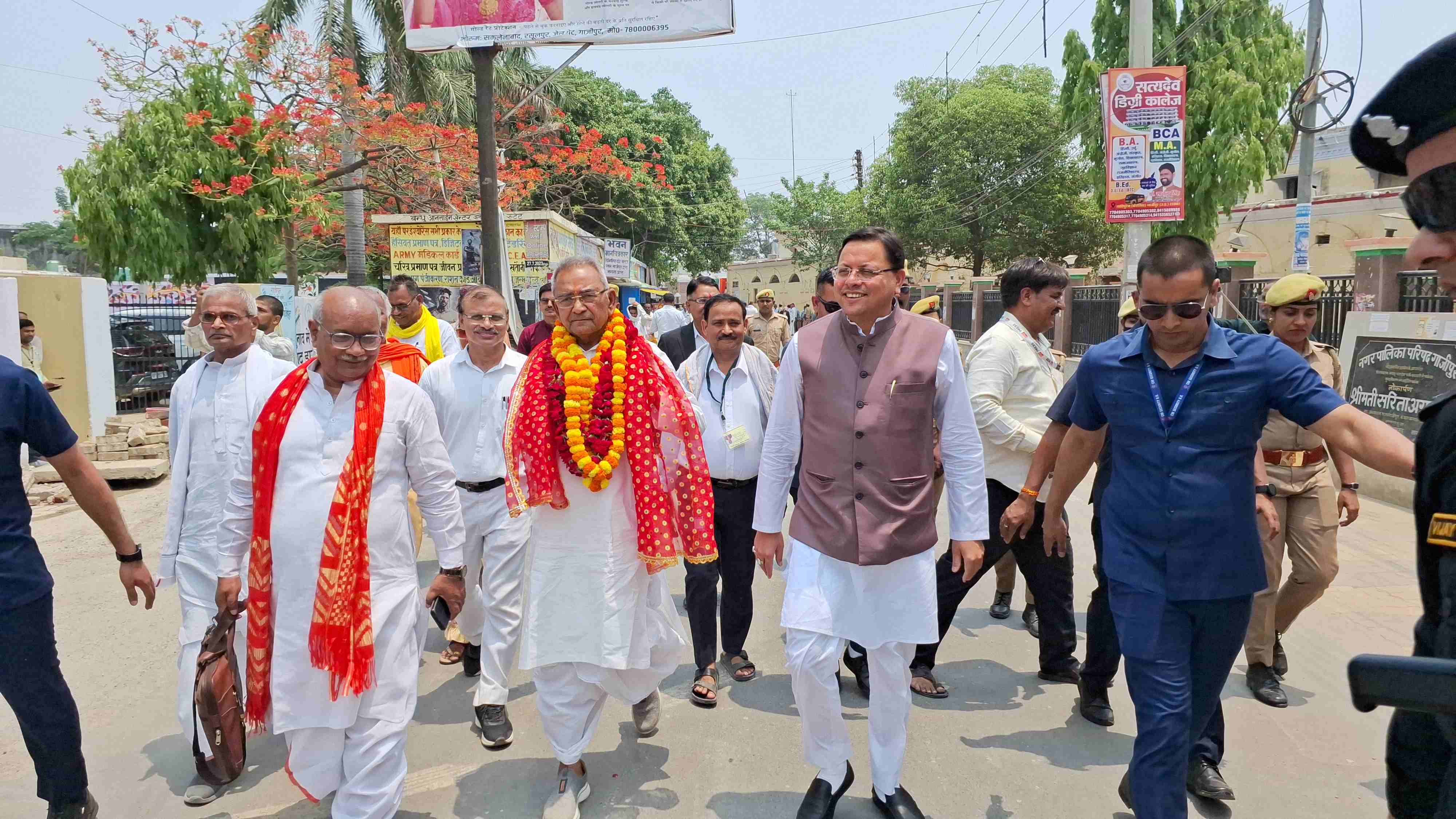 उत्तराखंड के सीएम पुष्कर धामी और भाजपा प्रत्याशी.