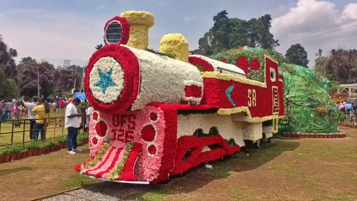 Photo of the Nilgiris Hill Train made of 80,000 rose flowers