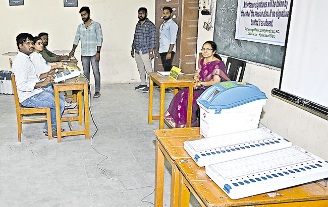حیدرآباد کے نظام کالج میں منعقدہ ڈیمو میں ایک ووٹر پولنگ بوتھ میں داخل ہوتا ہے