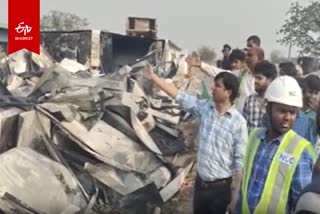 अयोध्या के रामसेवकपुरम में मजदूरों के अस्थाई आवासों में लगी आग.
