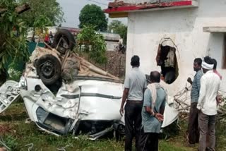 BALAGHAT CAR ACCIDENT car smashed into house