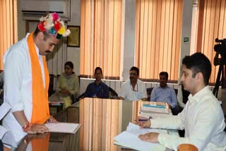 Himachal Pradesh  Congress leader Vikramaditya Singh (L) filing nomination from Mandi Lok Sabha seat on Thursday May 9