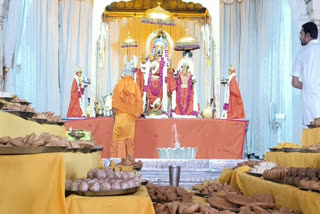 Sandalwood paste applied to Thakurji in Jaipur's Govind Dev Ji temple.