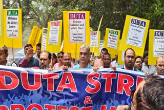 दिल्ली की शिक्षा मंत्री आतिशी के खि‍लाफ DUTA का प्रदर्शन
