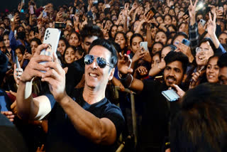 Akshay Kumar Surrounded by Fans on Jolly LLB 3 Sets in Rajasthan; Delights Them with Autographs