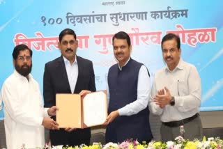 नमुंमपा आयुक्त डॉ. कैलास शिंदे सन्मान स्वीकारताना