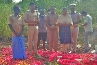 உடல்களுக்கு மரியாதை செலுத்தும் அதிகாரிகள்