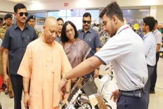 सीएम योगी ने प्रदर्शनी का किया अवलोकन.