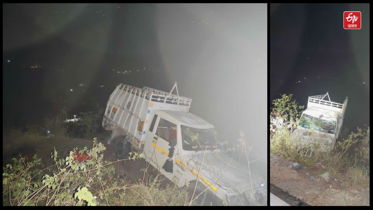 Pickup fell into ditch in Nainital