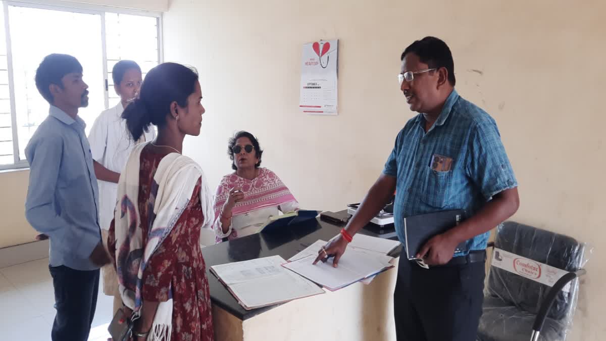 civil-surgeon-inspection-at-barkakana-primary-health-center-in-ramgarh