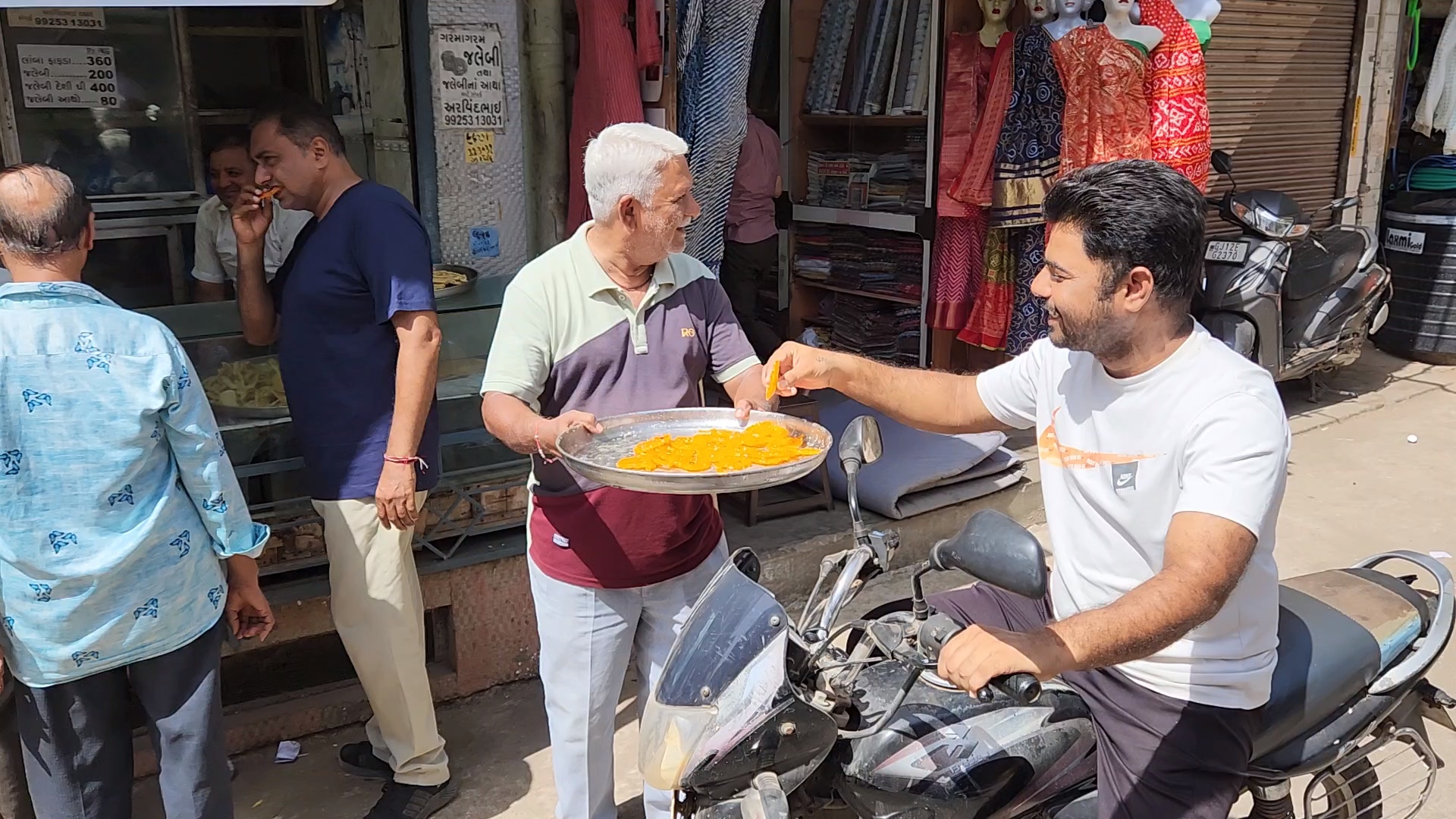 ત્રીજી વાર નરેન્દ્ર મોદી વડાપ્રધાન બન્યા તેની ખુશીમાં તેમના કહ્યા મુજબ ફ્રીમાં લોકોને લેબી ખજવડાવી