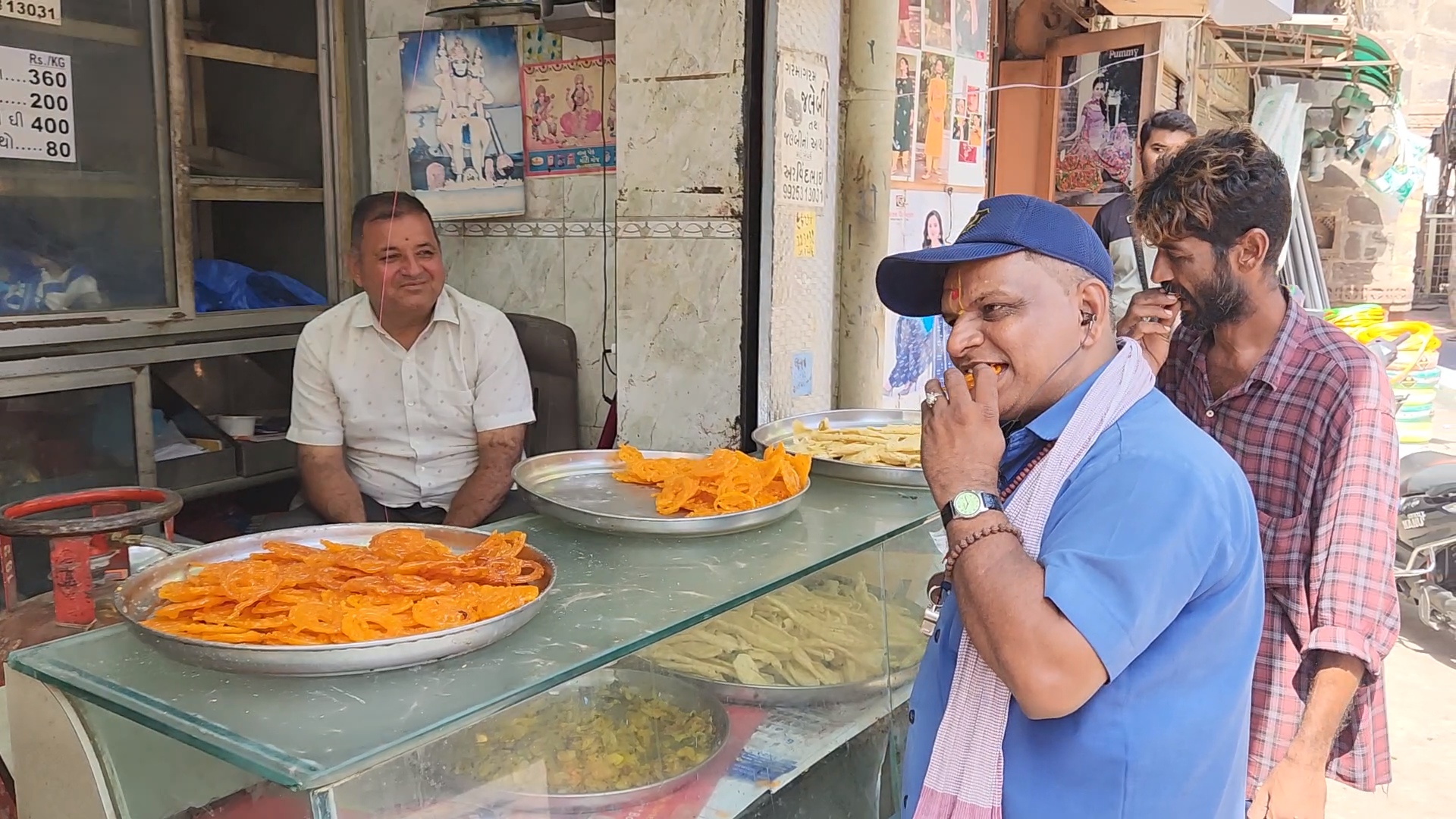 ગઈકાલે ટી20 વર્લ્ડ કપમાં ભારતે પાકિસ્તાનને હરાવતા તેની ખુશીમાં પણ આજે એક સાથે બે વાતની ઉજવણીમાં નિઃશુલ્ક જલેબી વિતરણ કર્યુ