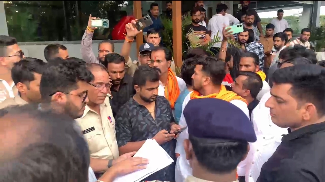 Bajrang Dal ruckus in Sky Light Resort INDORE