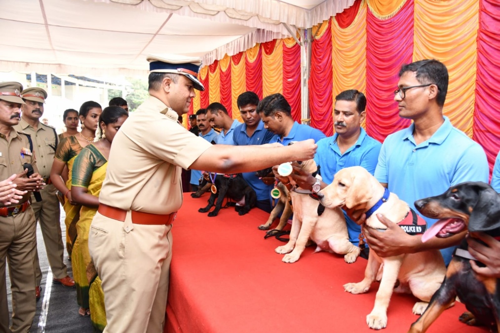 புதிதாக வாங்கப்பட்ட மோப்ப நாய் குட்டிகளுக்கு பெயர் சூட்டும் சென்னை கூடுதல் ஆணையர் விஜயேந்திர பிதாரி