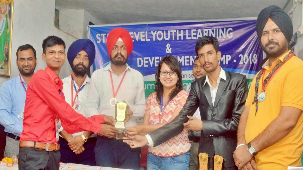 पुरस्कार लेते गया के शैलेंद्र