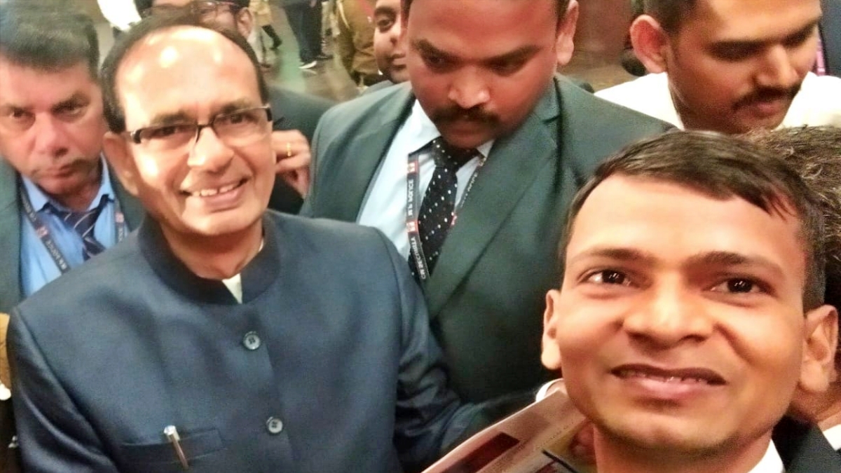 एमपी के पूर्व मुख्यमंत्री शिवराज सिंह चौहान के साथ शैलेंद्र