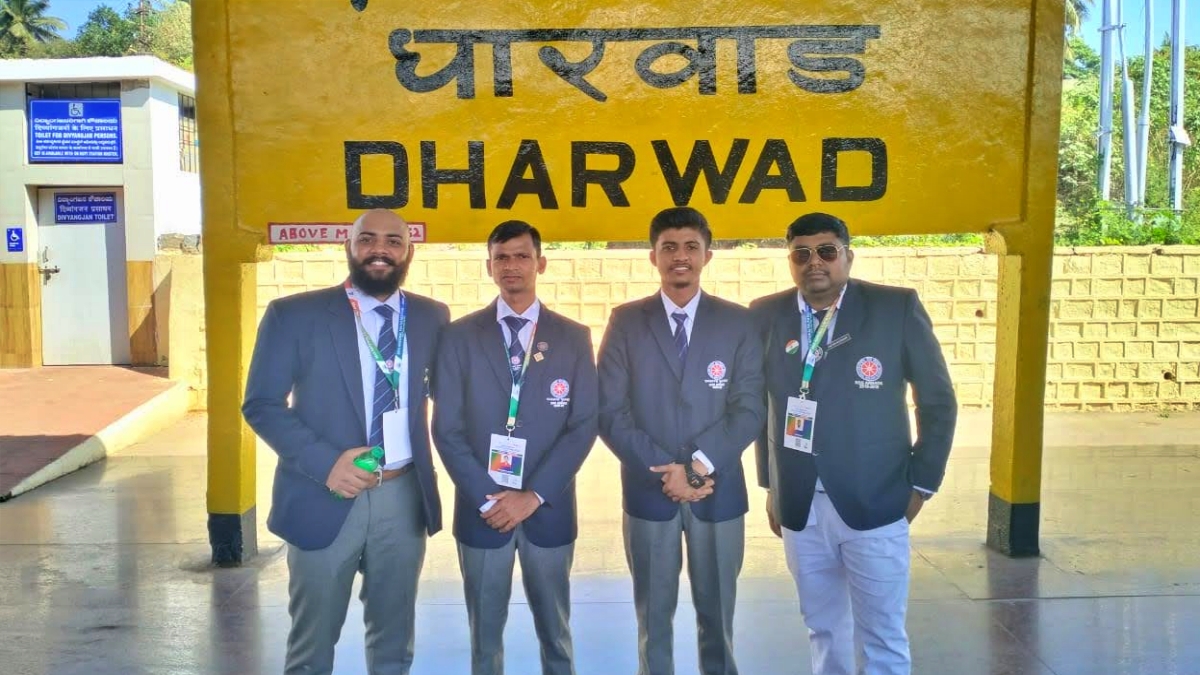 शैलेंद्र अपने साथियों के साथ
