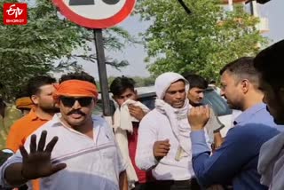 बजरंग दल और विहिप के कार्यकर्ताओ ने जताया विरोध.