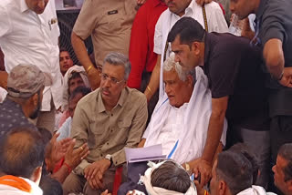 Kirodi Lal Meena talking to the villagers