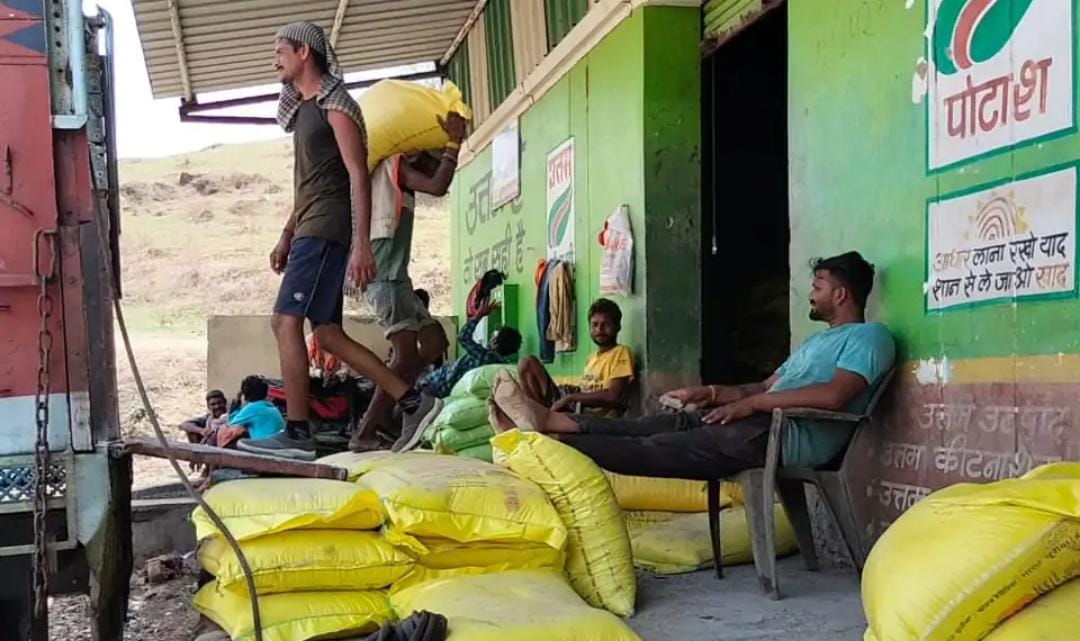 fertilizer center farmers Crowd