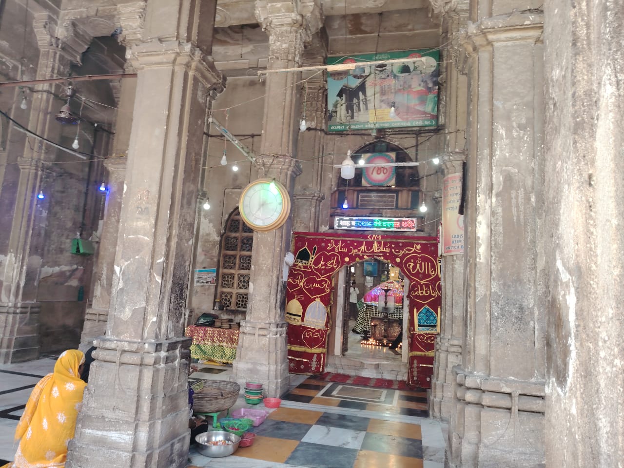 અહેમદ શાહની કબર બાદશાહના હજીરા નામથી પ્રસિદ્ધ