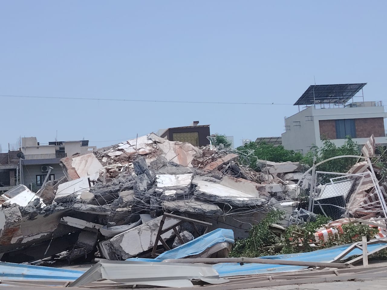 ડિમોલિશન બાદ બાંધકામનો કાટમાળ