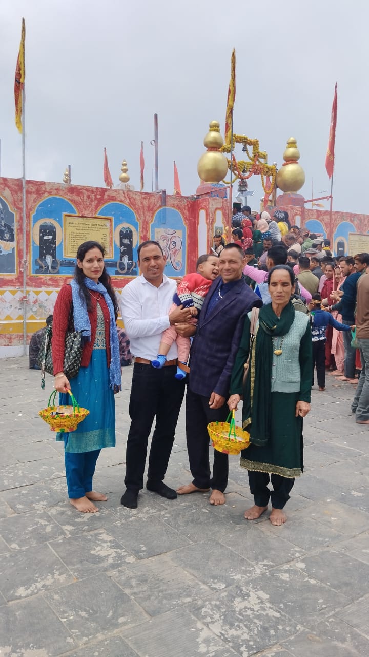 माता शिकारी देवी के प्रांगण में भक्तों की भीड़