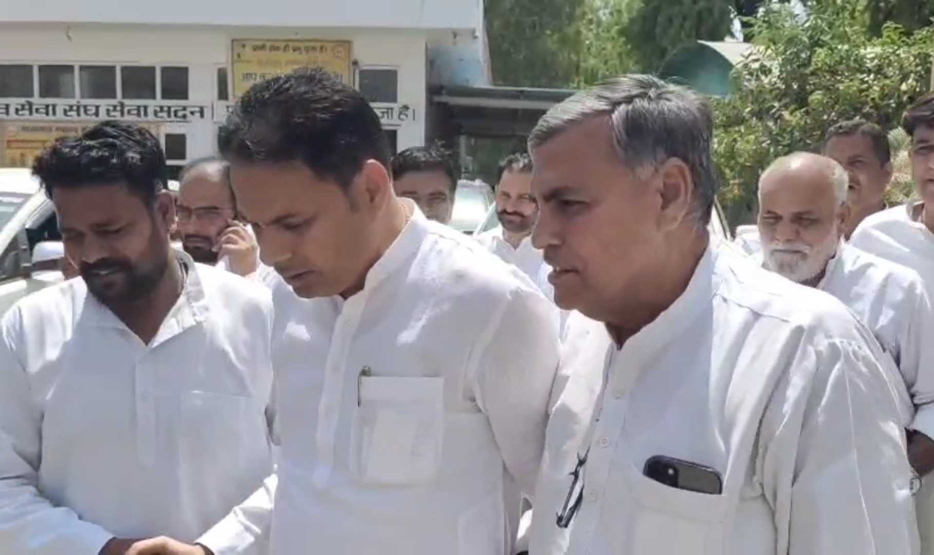 बैठक में शामिल होने आए विधायक भुवन कापड़ी