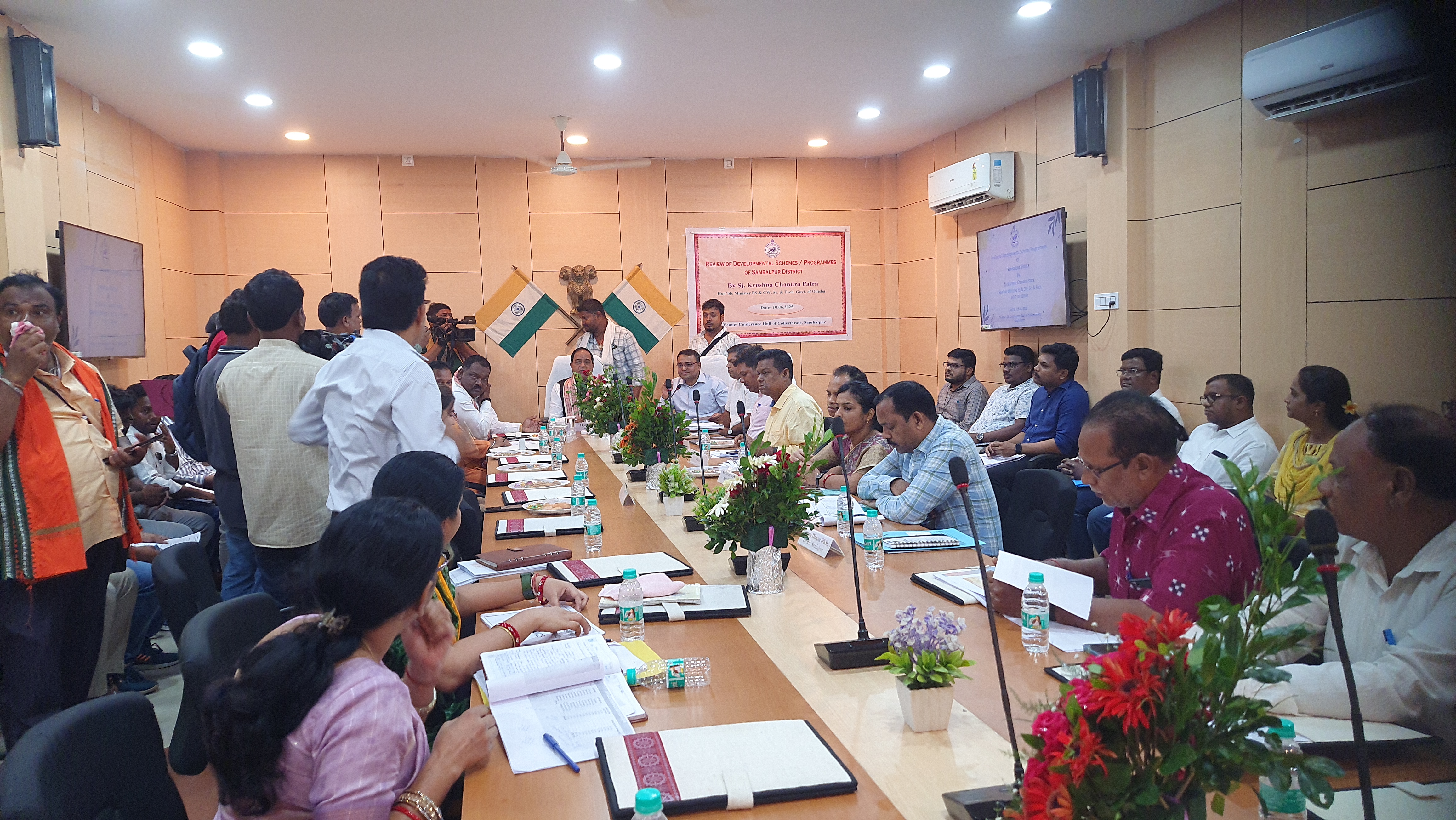 ବିଭିନ୍ନ ଉନ୍ନୟନ ମୂଳକ ପ୍ରକଳ୍ପ ଓ ଯୋଜନା ନେଇ ସମୀକ୍ଷା