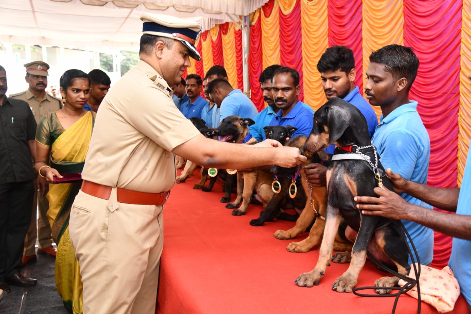 புதிதாக வாங்கப்பட்ட மோப்ப நாய்களுடன் சென்னை கூடுதல் ஆணையர் விஜயேந்திர பிதாரி