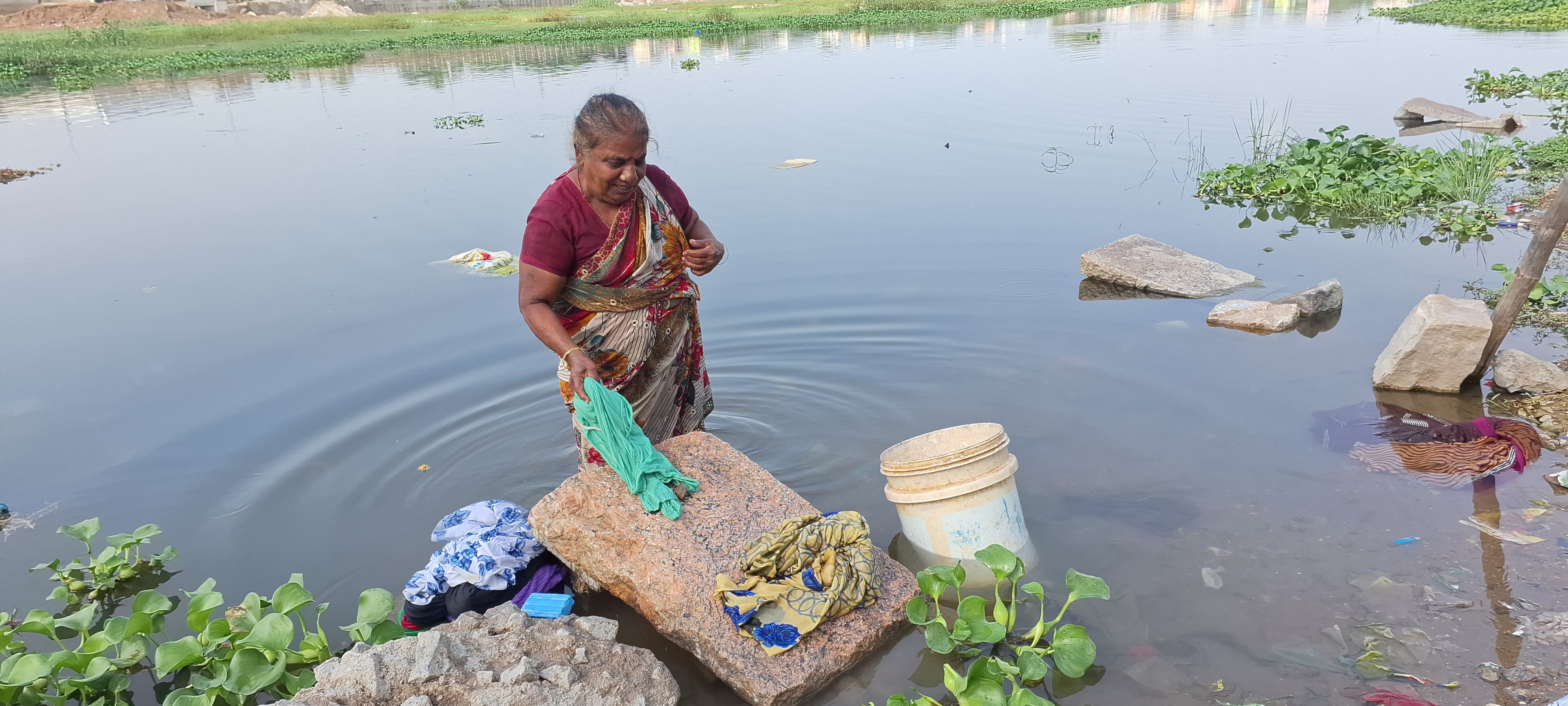 சலவை செய்யும் பெண் தொழிலாளி