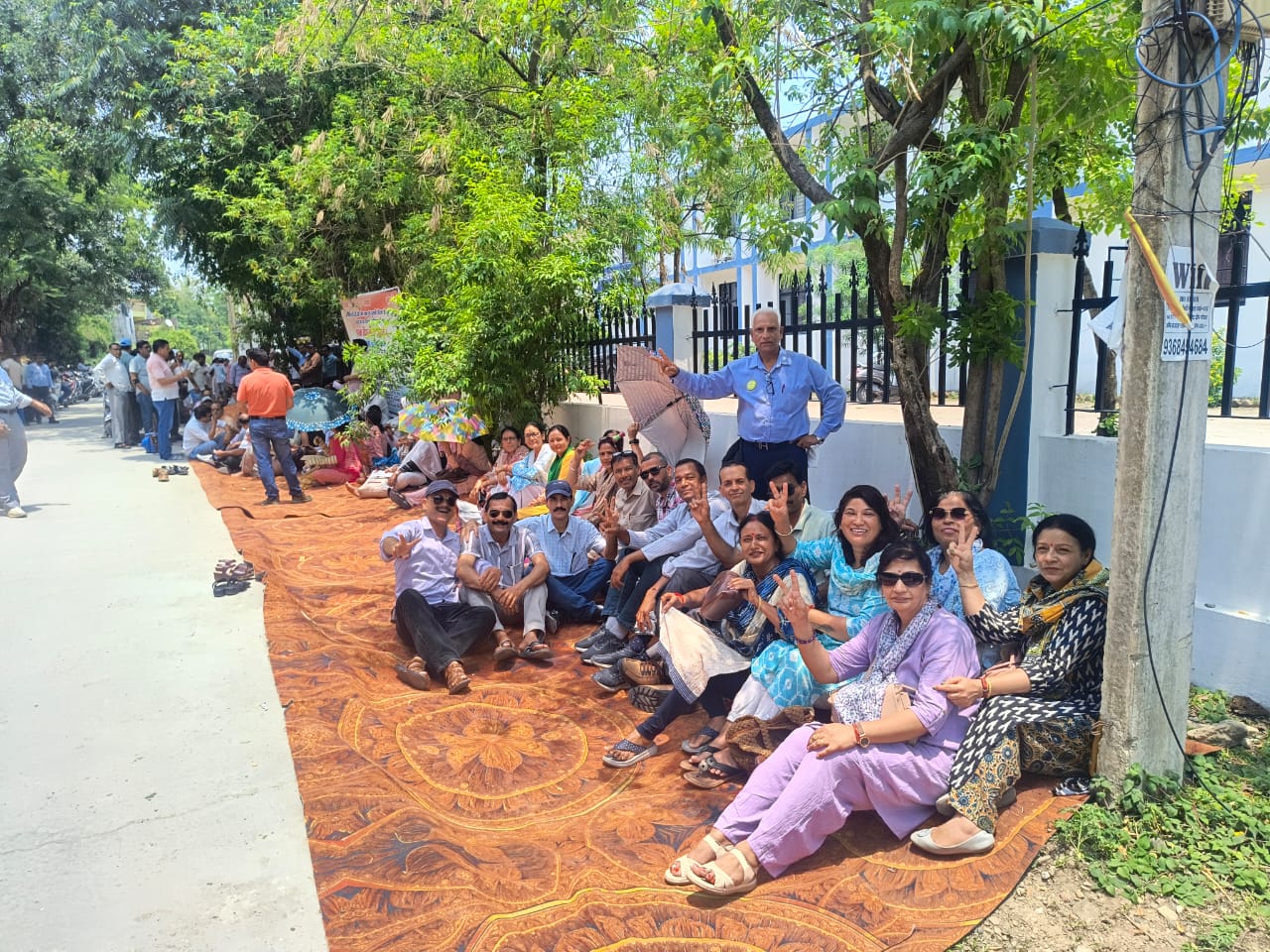 Dharna at Directorate of Education