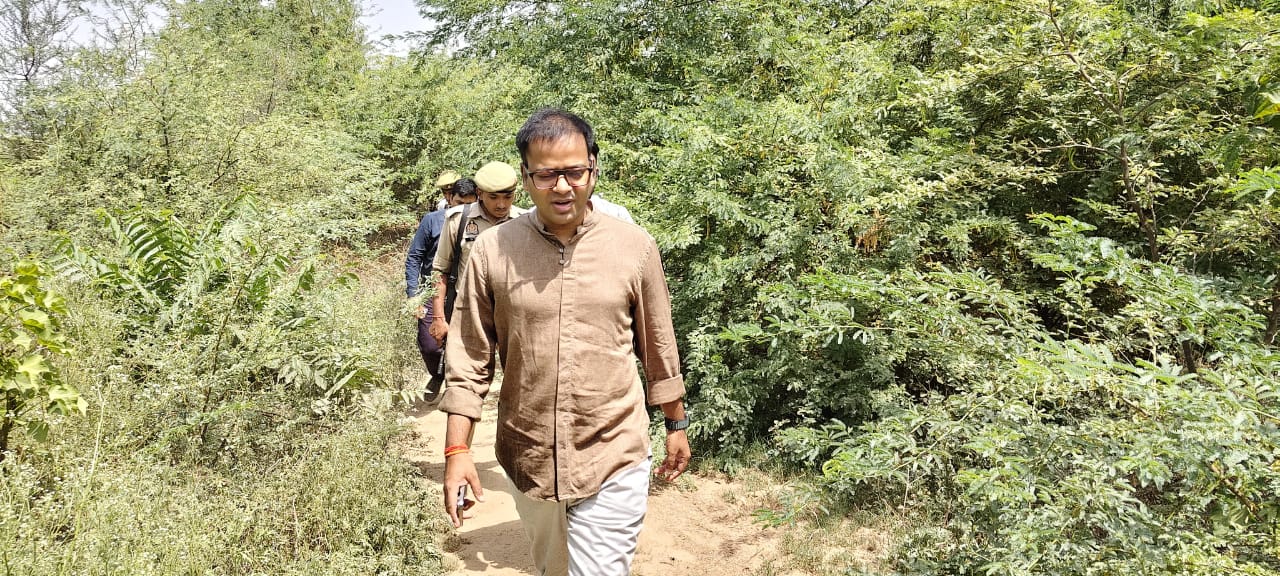 चंद्रवार और दतौंजी वन केंद्र का किया निरीक्षण