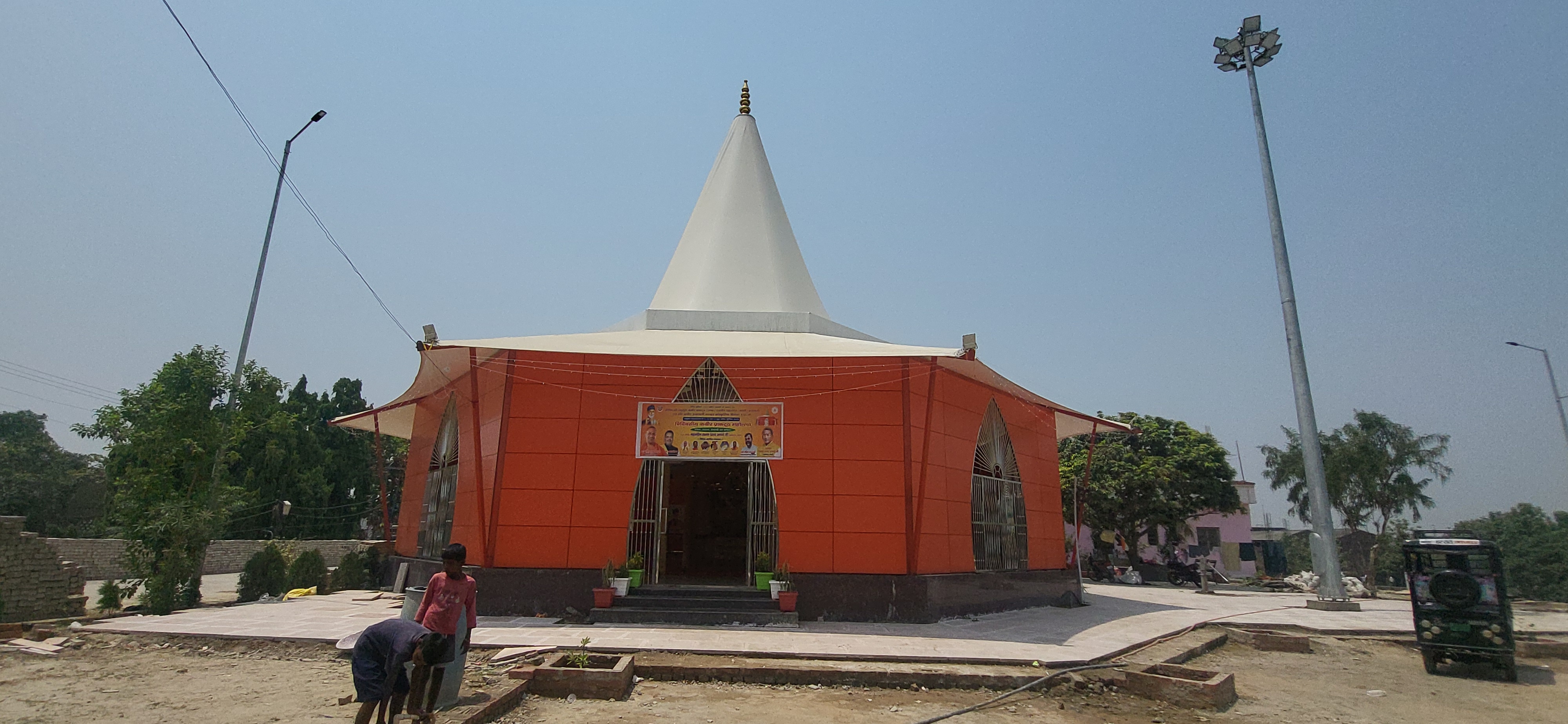 वाराणसी में संत कबीर के जीवन से जुड़े कई स्थान मौजूद हैं.