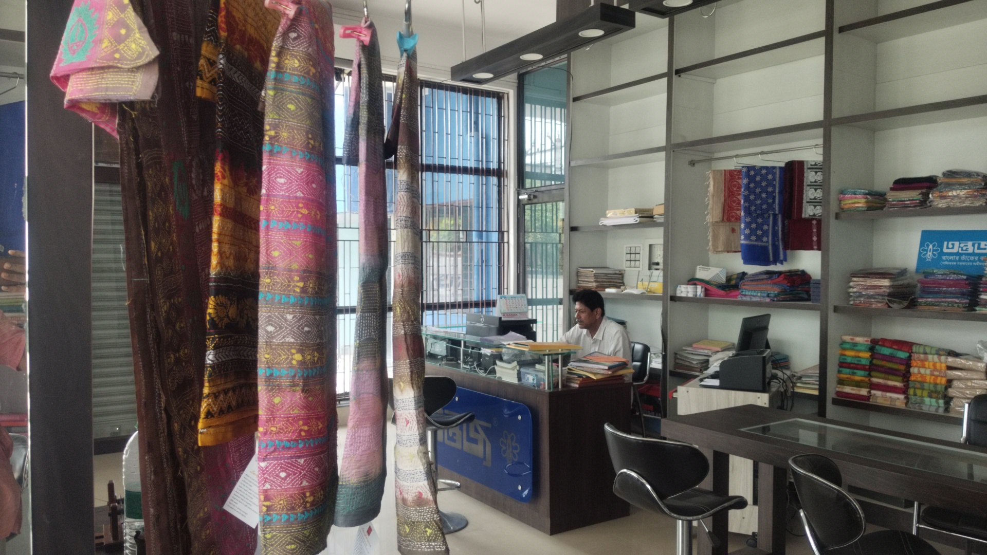 The Last & Lost Looms Of Gangarampur: WB Weavers Stare At Darkness As Government Tant Hub On Verge Of Closure