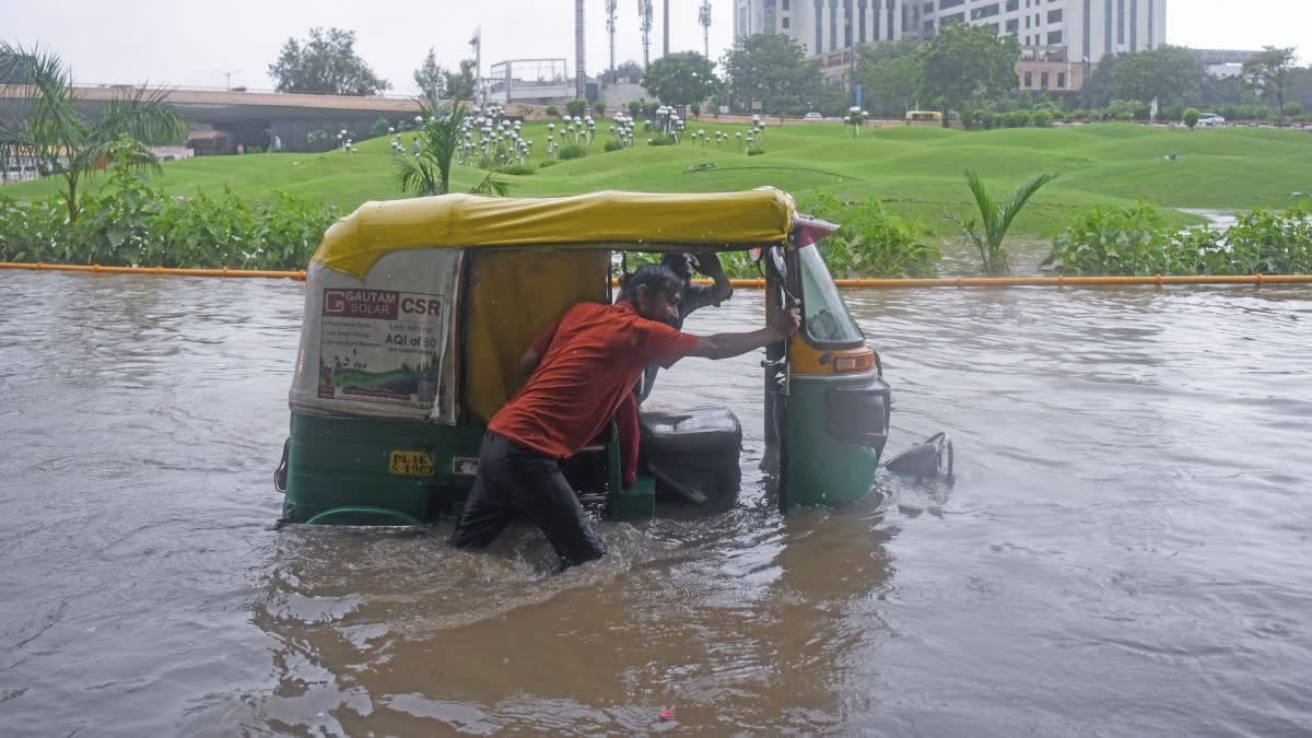 Delhi rain  heavy rain in delhi  rain in delhi  delhi heavy rain  ഡൽഹിയിൽ കനത്ത മഴ  ഡൽഹി മഴ  മഴക്കെടുതി  ഡൽഹി മഴ നാശനഷ്‌ടം  മഴ നാശനഷ്‌ടം  മഴക്കെടുതിയിൽ ഡൽഹിയിൽ മരണം  മരം വീണ് മരണം  മരം വീണു  ഡൽഹി  Delhi  noida