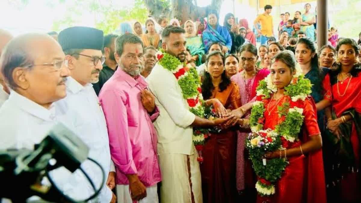 panakkad shihab thangal  muslim league  attended marrige at temple  marrige at temple  temple vengara  മതസൗഹാര്‍ദത്തിന്‍റെ മാതൃക  ക്ഷേത്രമുറ്റത്ത് വിവാഹിതരായ  പാണക്കാട് തങ്ങളും ലീഗ് പ്രവര്‍ത്തകരും  മുസ്ലീം ലീഗ്  ഗീത വിഷ്‌ണു വിവാഹം  കോഴിക്കോട്  പി കെ കുഞ്ഞാലിക്കുട്ടി  കോഴിക്കോട്