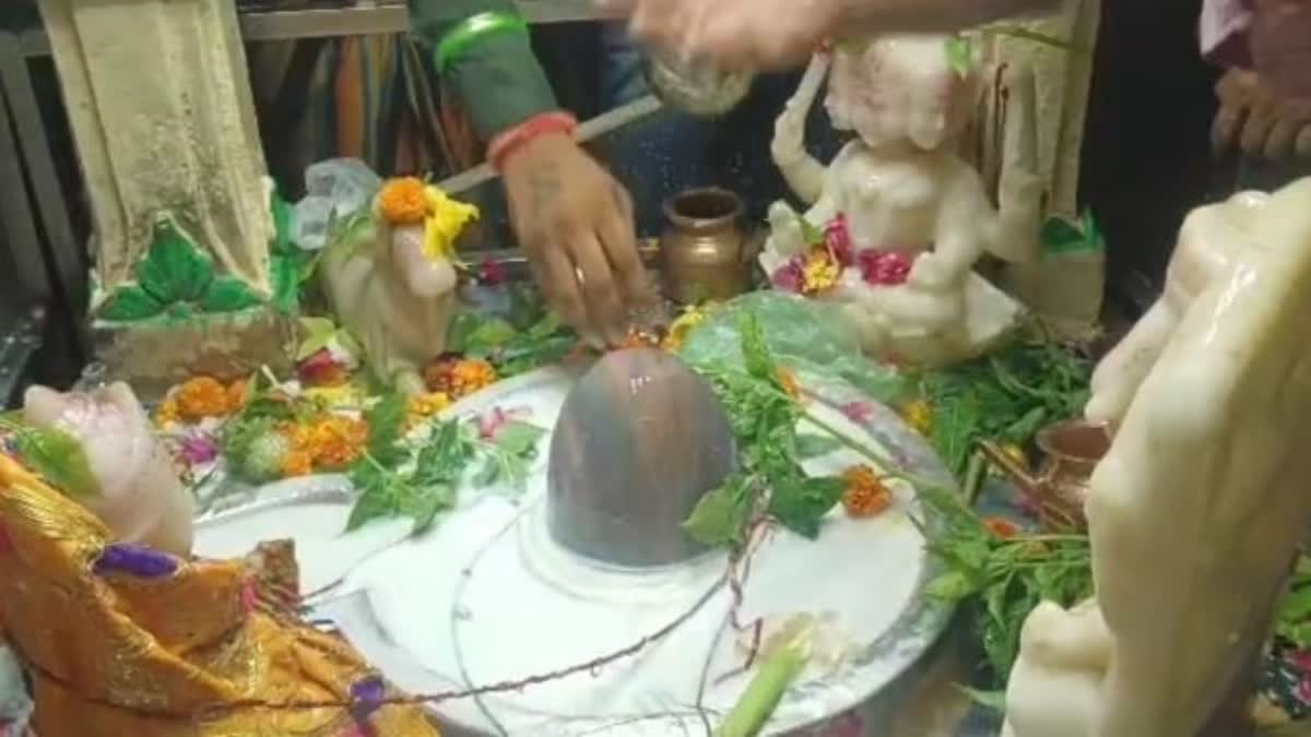 त्रिपोलिया महादेव मंदिर में भक्तों की लंबी कतार