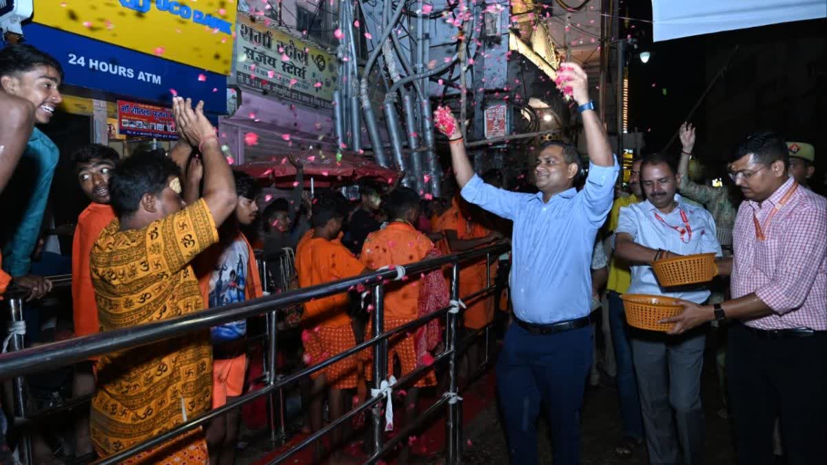 काशी विश्वनाथ मंदिर को अद्भुत तरीके से सजाया गया. काशी विश्वनाथ मंदिर को अद्भुत तरीके से सजाया गया.